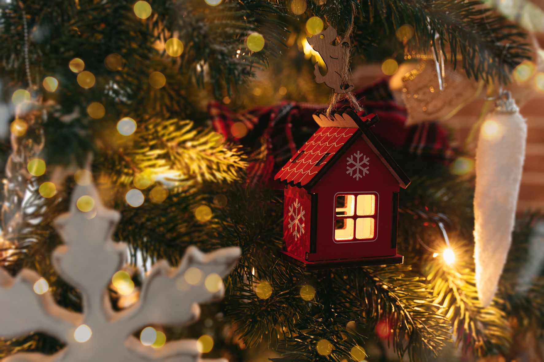 Christmas Decorating Ideas for a Home You Own Vs a Rental - No1 Property Guide